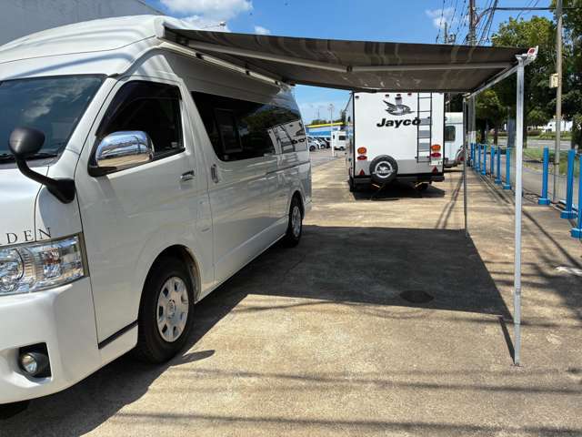入庫時に在庫車輌の状態を把握することから始まります。内外装はもちろんのこと、車によって走行テストをはじめ機関、ナビ、オーディオ類、スイッチ類などの装備のチェックをおこないます。