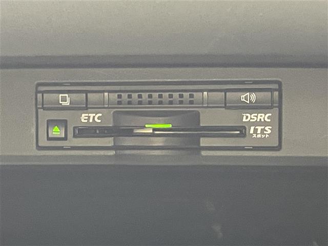 【ETC】有料道路を利用する際に料金所で停止することなく通過できる、ETC車載器（ノンストップ自動料金収受システム機器）が装備されています。セットアップを行うことで利用可能になります。
