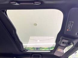 【ガラスルーフ】ガラスルーフ搭載で車内の解放感が一気にアップ！開放的なドライブをお楽しみいただけます。
