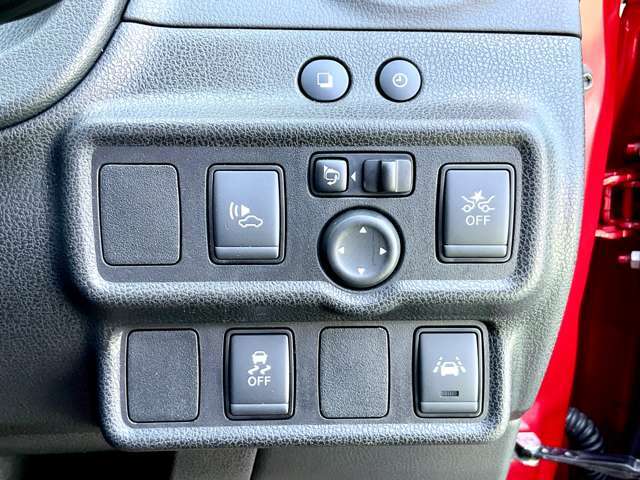 車線逸脱警報やエマージェンシーブレーキ等の安全装備が盛り沢山。