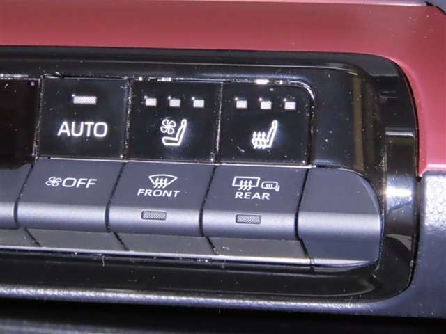 左右前席にシートヒーターを装備しています