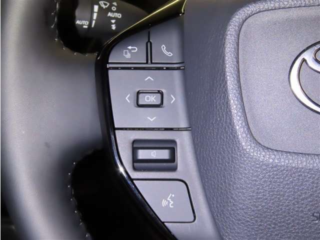 ハンドルから手を離さないでオーディオ等が操作できるステアリングスイッチがついてます。