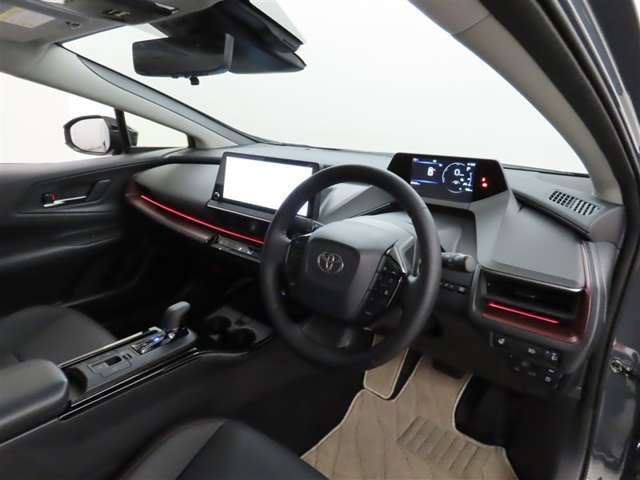 シンプルで使いやすいデザインの運転席です。