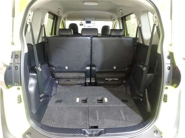 3列目シートは跳ね上げ式で折りたたみ可能です。キャンプ用品など大きな荷物もばっちり収納可能です！