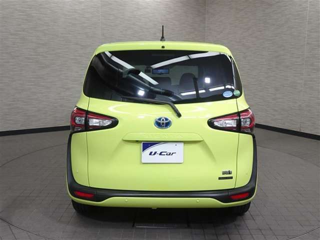 バックカメラが付いているので後方確認が非常にしやすいです。今や運転初心者も熟練者も必須装備！ついていて損はないですね♪
