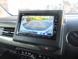 バックをするとき自動でリアの様子が映る『リアカメラ』付き！　ナビ画面で確認しながらバックができますから安心ですね。でも、目視も大切ですよ！安全第一でお願いします！