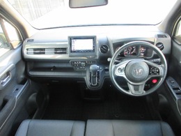 視界と視認性に優れたインパネまわりに統一感のあるデザインで全体をすっきりと。スイッチ類は見やすく分かりやすいレイアウトに。エンジンスタートはスタートボタンをワンプッシュ！