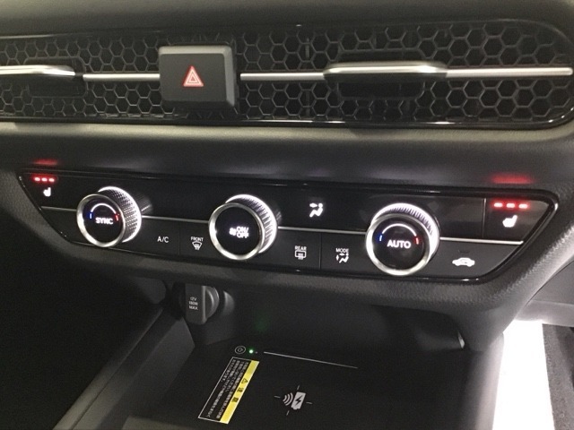 運転席/助手席シートヒーターで寒い日もすぐに温かくなり快適に過ごせます。3段階の温度調整が可能です