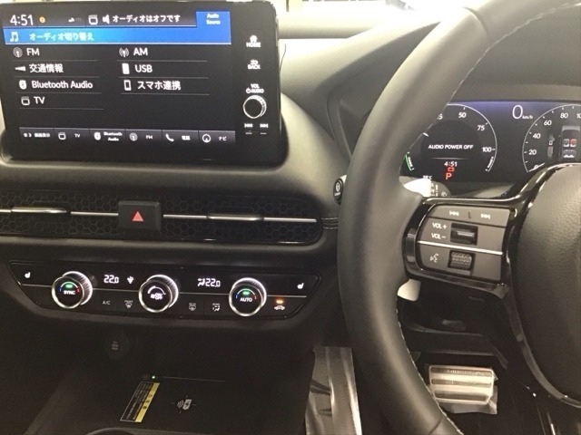 ホンダ純正メモリーナビ搭載なので、遠方へのドライブもお任せ下さい！ステアリング左手側にオーディオ関連のコントロールスイッチを配置しています。操作時は視線を逸らすことなく運転に集中できます