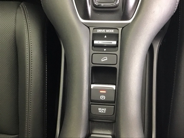 パーキングブレーキはスマートな電子制御式と合わせて渋滞時等にブレーキペダルから足を離しても停車状態を保持してくれるオートブレーキホールド機能で運転が楽になります。スタートはアクセルペダルを踏むだけ