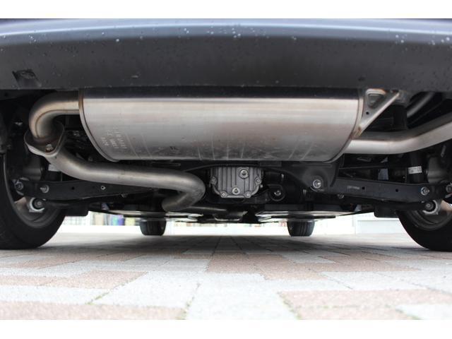 車両の下回り、後方より撮影。マフラーとシャーシに軽微なサビがございますが程度良好です。