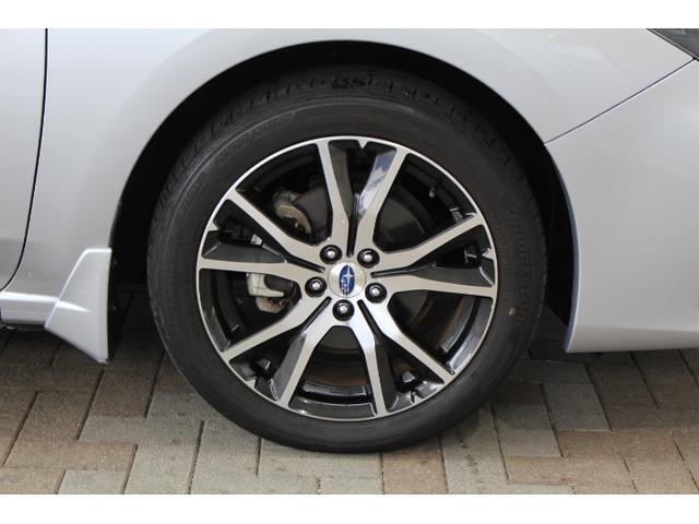 タイヤサイズは205/50R17 純正アルミホイール装着です！