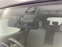 【ドライブレコーダー】映像・音声などの運転中の記録を残します。事故などを起こした起こされた時の証拠になりえますので、もしも時でも安心ですね。