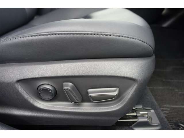 運転席にはパワーシートが付いております。パワーシートは指先1つで操作出来るためチカラの弱い女性の方でもシートに座ったまま操作出来ます♪