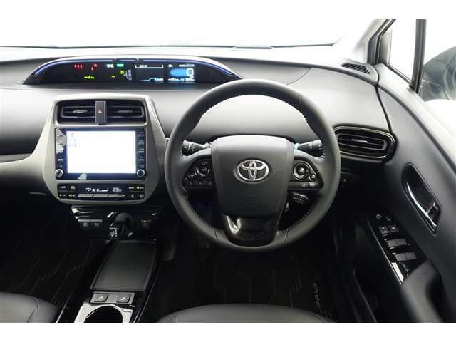 スタイリッシュなインパネ周りです！運転の際、常に目にする部分は、シックにまとめた飽きの来ないデザインが人気です！