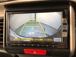 リバースギアに入れるだけで後方の表示へ切り替わります。夜間や雨の日の駐車も楽になりますよ。