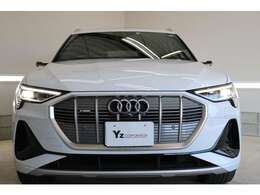 グレイシアホワイトのe-tronご入庫です！希少なパノラマサンルーフ、バーチャルエクステリアミラー装着車両です！外装、内装ともに大変綺麗な1台です！