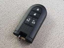 付いてて便利！とても人気の高い装備のスマートキーシステム。キーを携帯しているだけで、ドアロックの開閉並びにエンジンの始動が可能な装備です。プッシュスタートですのでエンジンの始動もボタンを押すだけです