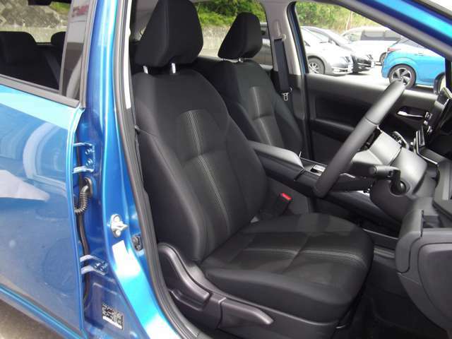 運転席＆助手席　　　運転席にはシートリフター（高さ調整機能）付きなので身長に関係なく運転しやすいポジションがとれます。両席共シートヒーター装備です。
