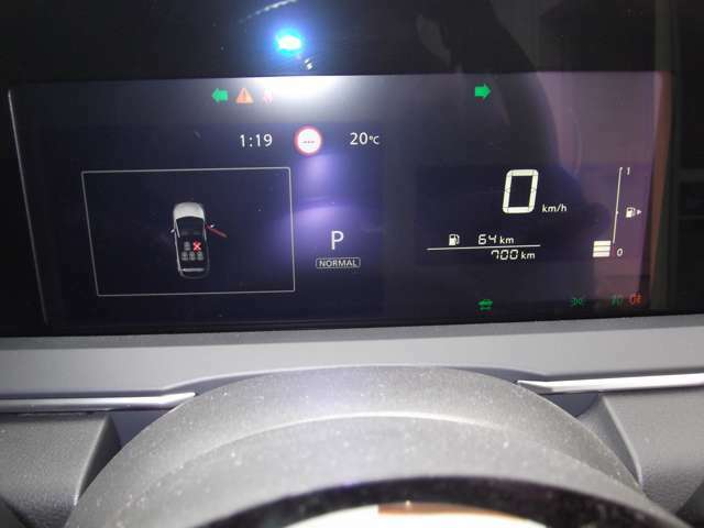 見やすいメーター類　左側にはアドバンスドドライブアシストディスプレイ（4.2インチカラーディスプレイ）装備で車両情報等を見る事が出来ます。