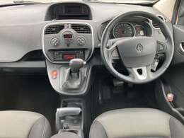 運転席及びインパネ付近の画像を掲載いたします。見える範囲の内装にはシミ・汚れなども見当たらず、非常に状態の良い車両です。