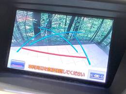 【バックカメラ】駐車時に後方がリアルタイム映像で確認できます。大型商業施設や立体駐車場での駐車時や、夜間のバック時に大活躍！運転スキルに関わらず、今や必須となった装備のひとつです！
