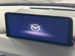 【10.25インチマツダコネクト】車内の雰囲気にマッチした大型ディスプレイ。スマホ接続でのナビ使用やBluetooth再生等、様々な機能が楽しめます。直感的なダイヤル操作が可能で、使い勝手も良好です。