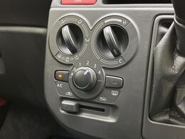 寒い冬も暑い夏も全席に快適な空調を届けてくれる、ダイヤル式エアコンを装備♪