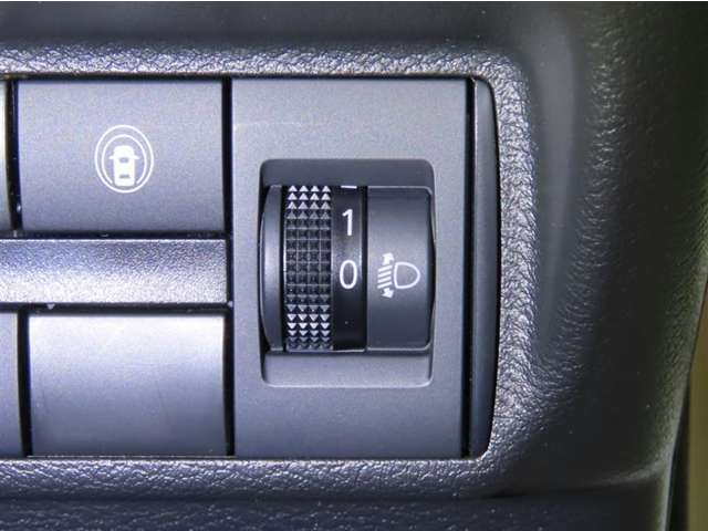 ヘッドランプの光軸調整機能を装備しています。