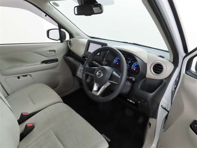 シンプルで使いやすいデザインの運転席です。