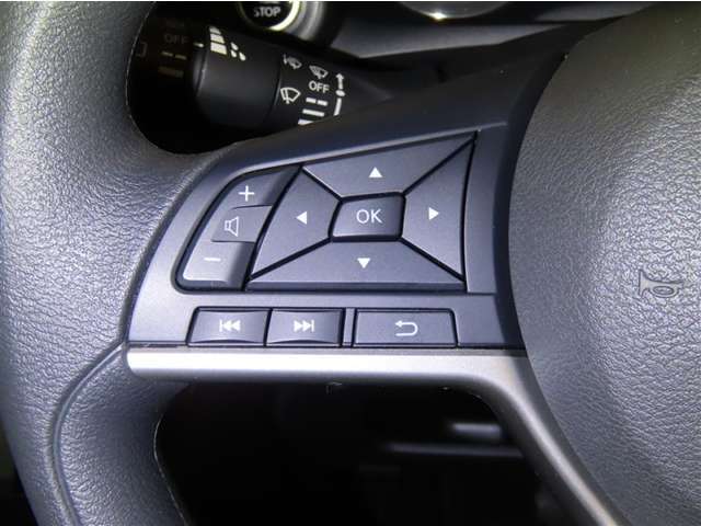 ハンドルから手を離さないでオーディオ等が操作できるステアリングスイッチがついてます。