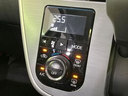 【アクセスキー＆プッシュスタート】カバンやポケットに入れたままでもドアの施錠・解錠が可能なスマートキーを装備。エンジンのオン・オフ時もカギを取り出す必要が無く、ボタンをプッシュするだけでOK♪