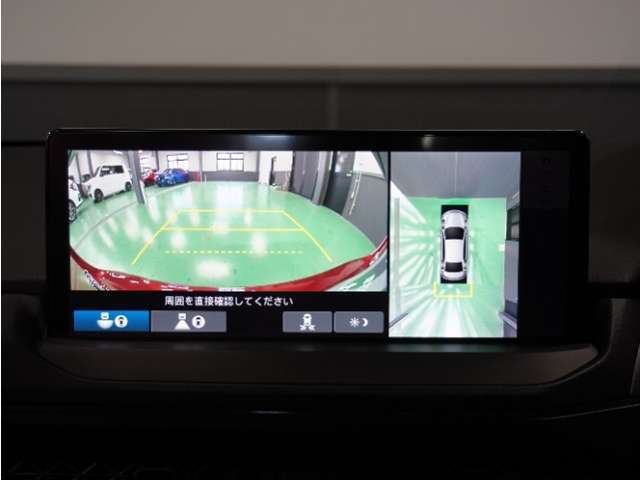 【全方位カメラ】クルマを真上から見たような俯瞰（ふかん）映像や助手席側のサイド映像など、視点を切り替えて表示。さまざまなアングルで駐車をサポートします。