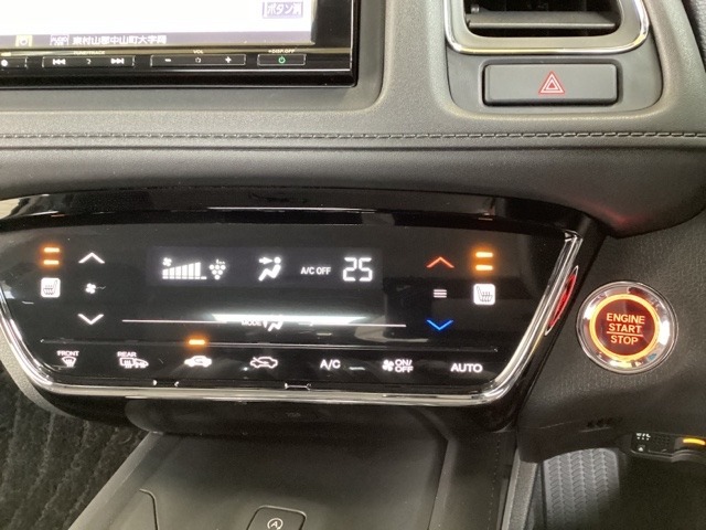 エアコン操作パネル内のシートヒータースイッチは前席の左右別々にHiとLoの2段階で温度設定ができます。