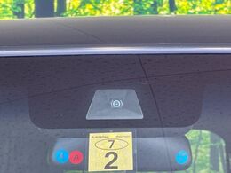 【ホンダセンシング】走行中に前方の車両等を認識し、衝突しそうな時は警報とブレーキで衝突回避と被害軽減をアシスト。より安全にドライブをお楽しみいただけます。