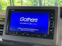 【純正ナビ】人気の純正ナビを装備しております。ナビの使いやすさはもちろん、オーディオ機能も充実！キャンプや旅行はもちろん、通勤や買い物など普段のドライブも楽しくなるはず♪