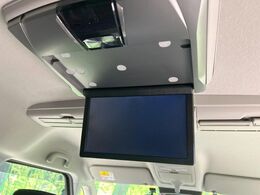 【フリップダウンモニター】大画面モニターで後席でもエンタメをお楽しみいただけます。小さなお子様にも大人気の装備です♪