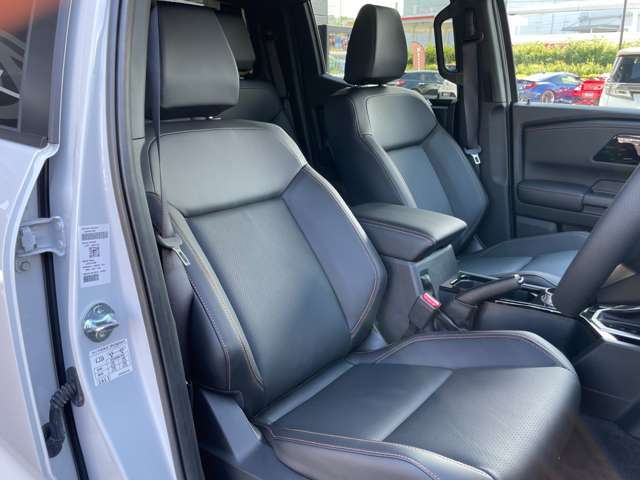 運転席シートも目立つ汚れは無く綺麗に保たれております！スタッフによる徹底的なクリーニング後ご納車させていただきます！気になる方は店頭へ現車確認にご来店ください！遠方の方は写真でのやり取りも可能です！