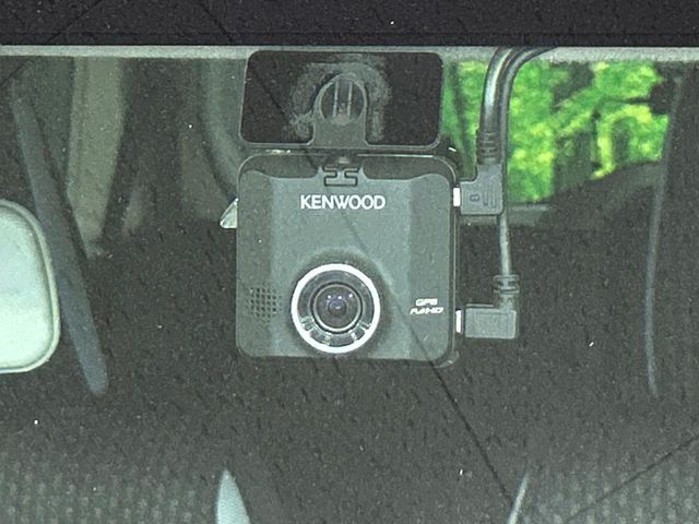 【ドライブレコーダー】安心・安全なカーライフに必須のドライブレコーダーを装備！走行中はもちろん、あおり運転や事故に遭遇した際の状況も映像で記録し、万一のリスクに備えます。