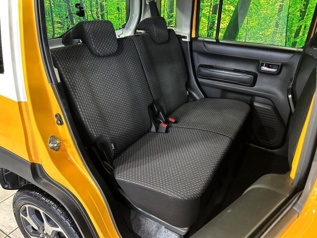 後部座席も気になるようなキズ・汚れやへたり等、大きなダメージはなく、良好な状態です。