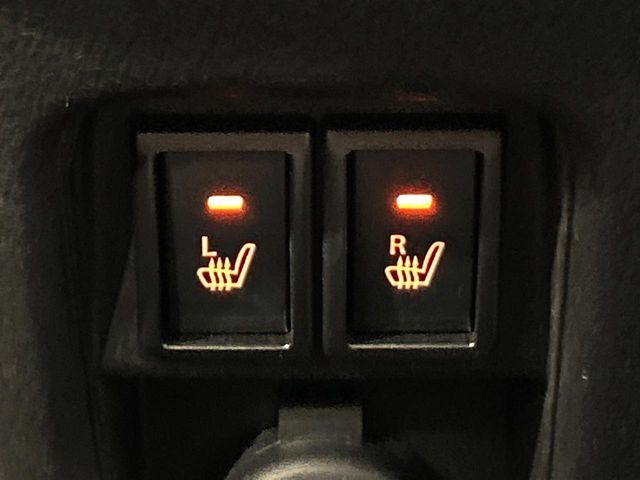 【シートヒーター】寒い日に重宝するシートヒーター！エアコンより早く温まってくれるので寒がりの人も安心ですね♪エアコンの温風は乾燥するから苦手、という方にもをおすすめです。