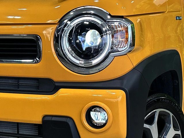 【LEDヘッドライト】悪天候や夜間走行時も良好な視界を確保し安心して運転できる高輝度LEDヘッドライトを装備！点灯速度が早く、消費電力も抑えられています。