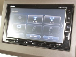 ナビゲーションはギャザズメモリーナビ（VXM-194VFi）を装着しております。AM、FM、CD、DVD再生、Bluetooth、フルセグTVがご使用いただけます。初めて訪れた場所でも安心ですね！