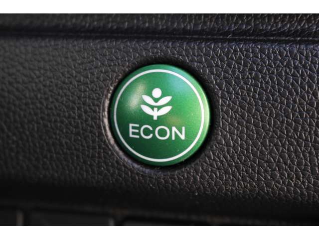 エンジンやエアコンといったクルマ全体の動きを燃費優先で自動制御するECONモード。空調など快適性を優先したいときはスイッチを押してOFFにできます。