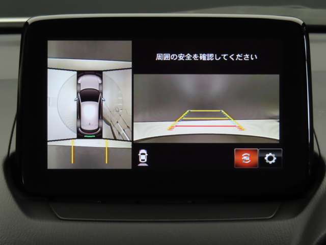 上空から俯瞰した映像で周囲の状況を確認出来る360°ビューモニターです。大柄な車体のCX-8ですが、これで狭い駐車場でも安心ですね。また、隠れたお子様やいつの間にか置かれたカートも確認出来ますね。