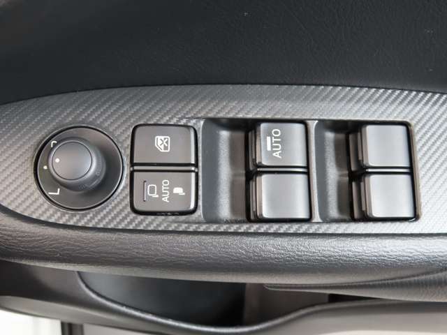 運転席のパワーウインドースイッチ部です。よく触れる場所だからこそ、使用状態があらわれますよね。ぜひこうした所もチェックしてください。