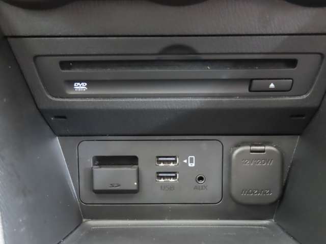 DBD再生機能付です。その下にはUSBポートを二口備えていますので、運転席と助手席それぞれのスマホや電子小物を充電可能です。