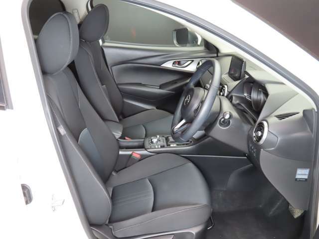 運転席を開け、乗り込む際のイメージです。フロアマットはございませんので、ご一緒にご検討ください。