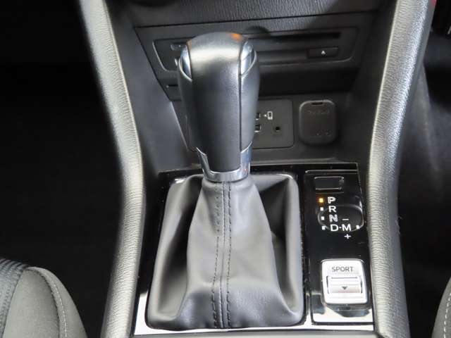 CX-3のシフトレバーです。MTモード付きの6ATで、しなやかな走りを支えます。また、足元にはフロアマットも装着済みです。