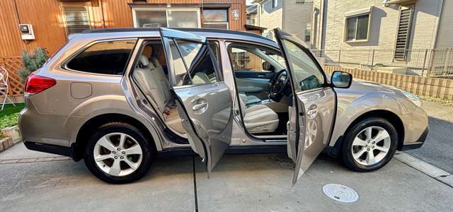 当社は店頭納車を基本としておりますが、ご希望があれば指定場所まで納車することも可能ですので、気軽にスタッフにお問い合わせください。その際は別途料金がかかりますので予めご了承ください。